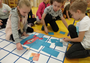 Code Week dzieci układają puzzle
